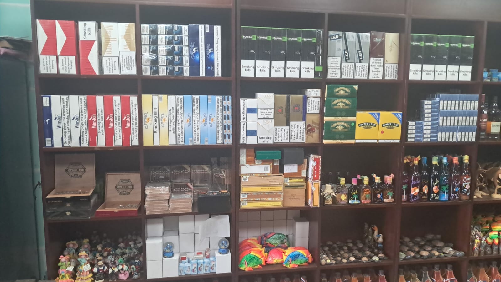 Cigarettes, tobacco products and Sint Maarten souvenirs